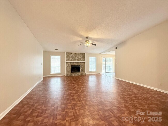 Foto del edificio - 6924 Long Needles Dr