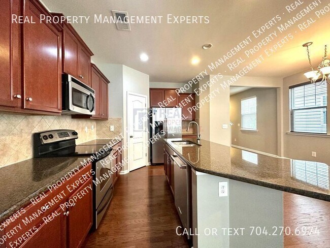 Building Photo - Beautiful 4BR/2.5BA 2 Story House in Hunte...