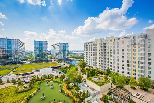 Foto del edificio - 40-28 College Point Blvd