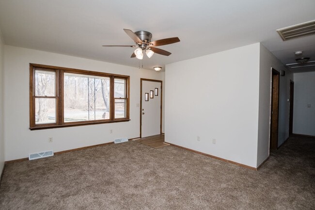 Building Photo - 3 bedroom / 1 bathroom Duplex in Portage