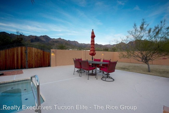 Building Photo - 6010 N Via Tres Patos