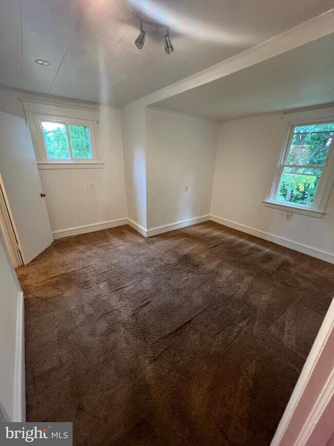 Building Photo - 365 E Springfield Rd