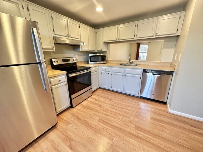 Foto del edificio - Amazing 2 BR/2.5 BA Townhome in Forestvill...