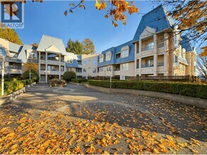 Building Photo - 295 Schoolhouse St