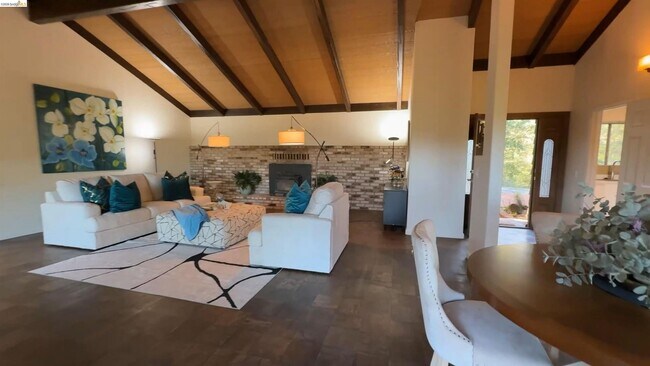 Foto del edificio - 5051 Harrison Grade Rd