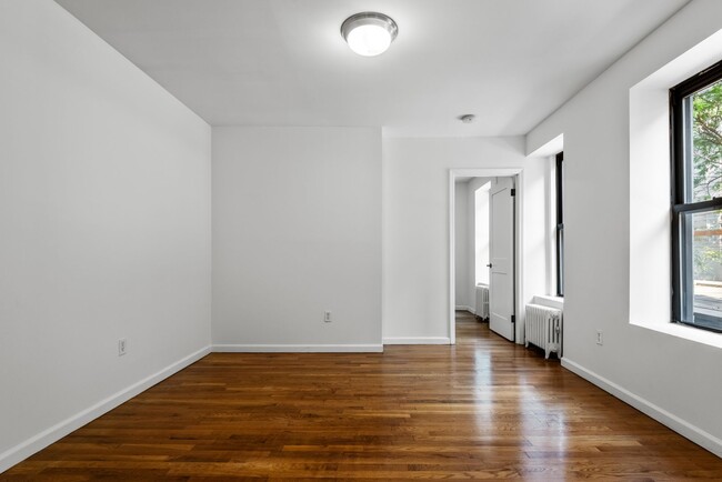 Interior Photo - 402 East 78th St