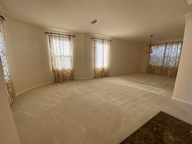Foto del edificio - Beautiful and large single family home 4bd...