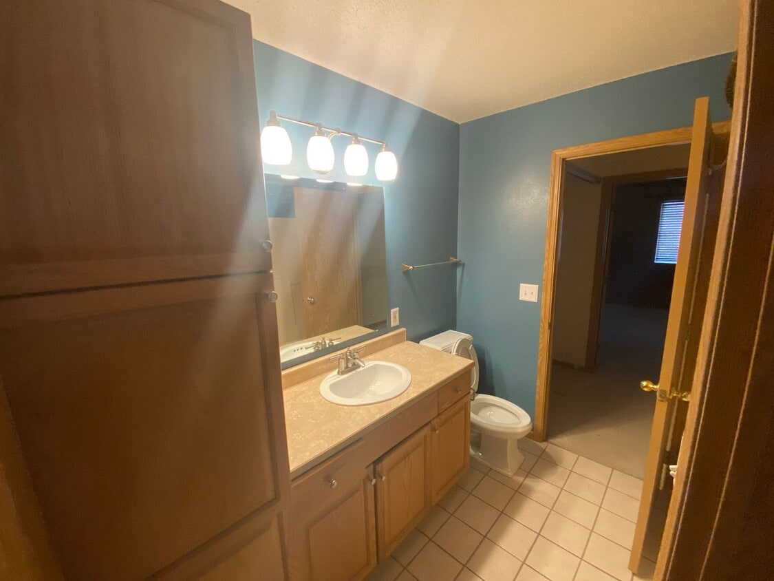 Building Photo - 3 Bed/ 2 Bath Home - $1,825 Per Month