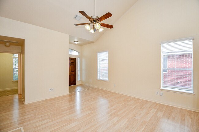 Foto del edificio - 1905 Creek Run Dr