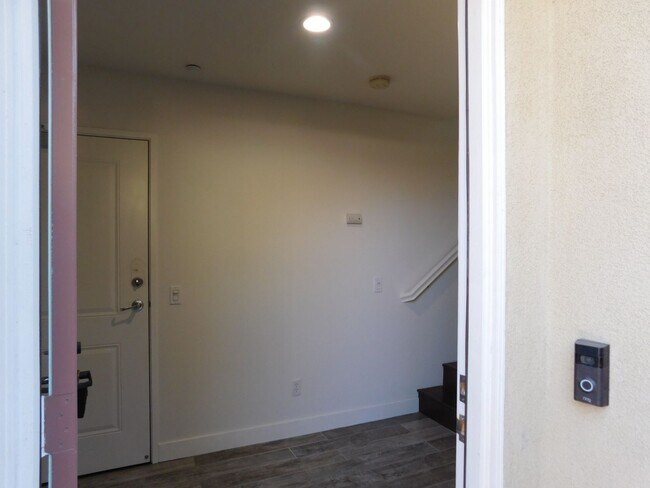 Foto del edificio - Beautiful Tri Level 2 Bed 2.5 Bath Single ...