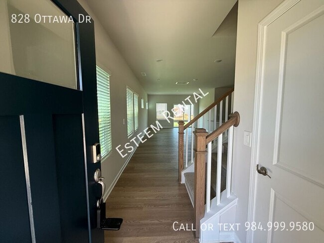 Building Photo - 828 Ottawa Dr