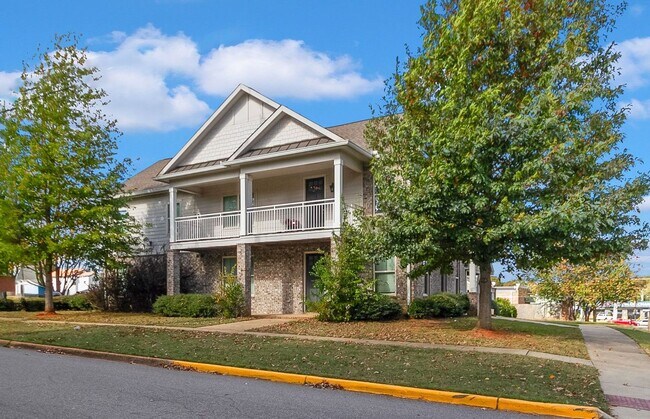 Foto del edificio - Spacious 3 Bedroom 3.5 Baths Available for Fall 2026! Schedule your Showing and Apply Today!