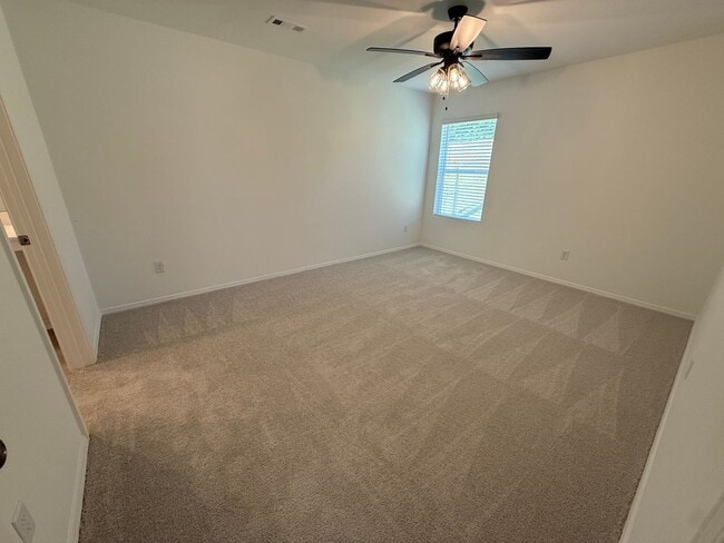 Foto del edificio - 1028 Raven Walk Dr