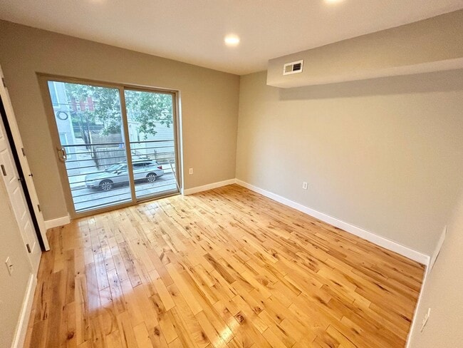 Building Photo - Modern 2 Bedroom Apartment