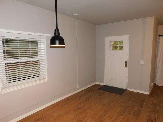 Building Photo - 220 Country Club Cir