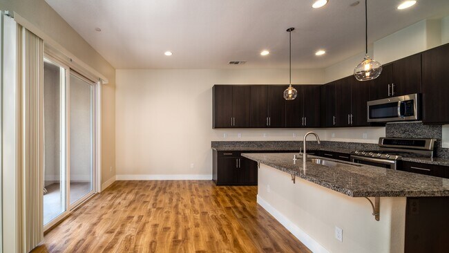 Foto del edificio - Coming soon - 2Bed/2.5Bath TOWNHOUSE FOR RENT IN MILPITAS - $3,850/mo