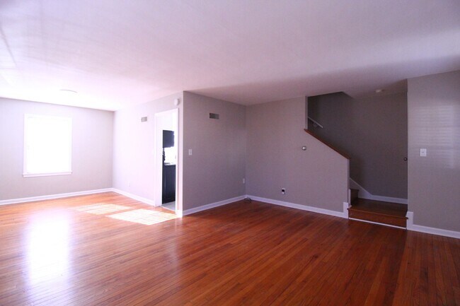 Foto del edificio - January FREE On This 2 Bedroom 1 Bath Duplex In The Waldo Area