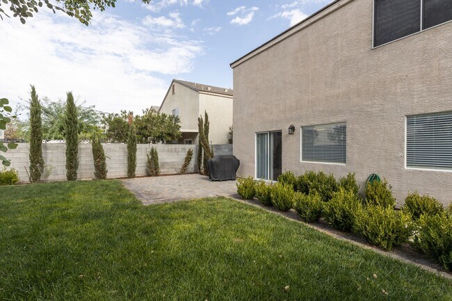 Building Photo - Very well mainted NW home with grass backyard