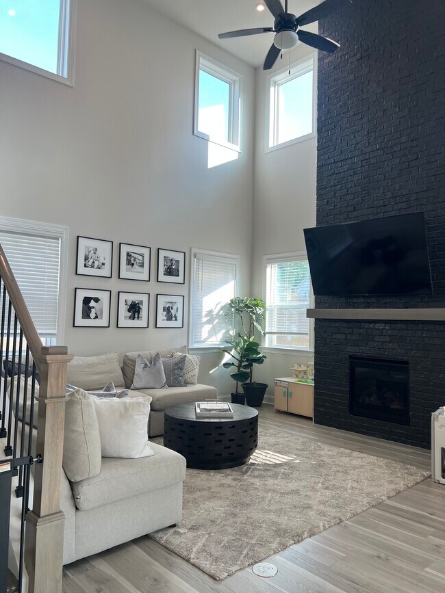 Foto del edificio - 2415 Hidden Creek Rd