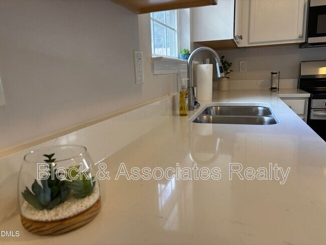 Foto del edificio - 144 Holly Mountain Rd