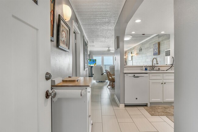 Building Photo - 7310 Seawall Blvd