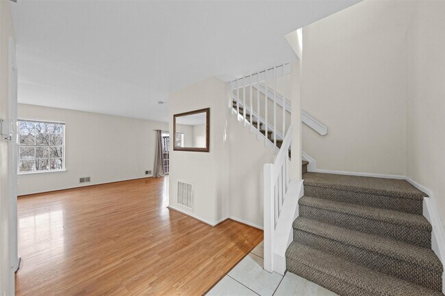 Foto del edificio - 4 Woodbine Dr