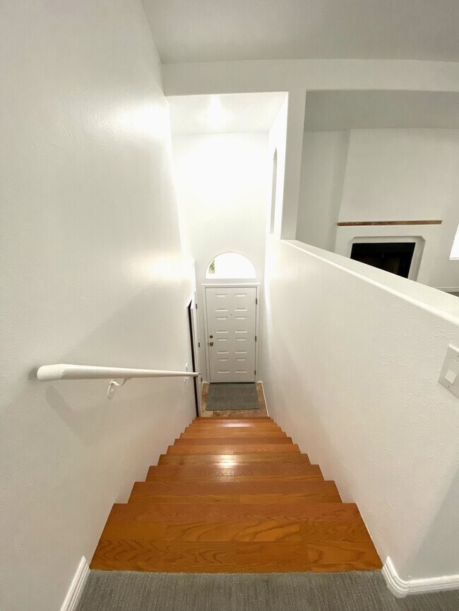Building Photo - Spacious Phoenix Condo!