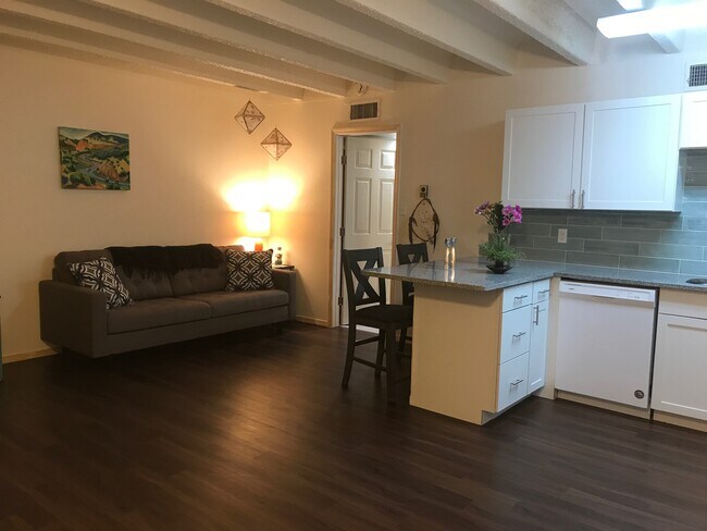 Building Photo - 1100 Alvarado Dr SE