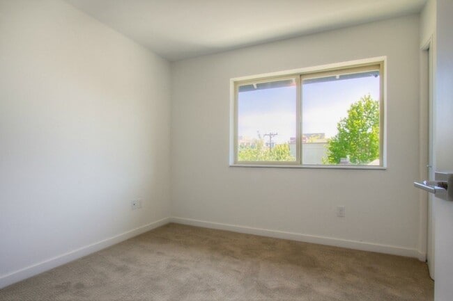 Building Photo - 4061 NE 50th St