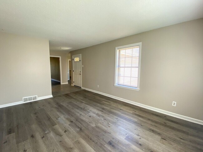 Foto del edificio - 3 bed, 2 bath home with access to 79 and 40.