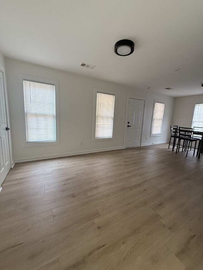 Photo - SECTION 8 WELCOME - "Charming and Spacious... Apartment