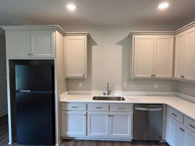 Foto del edificio - BRAND NEW HOME FOR RENT NEAR JOYNER with 3 spacious bedrooms and 2 full bathrooms!!