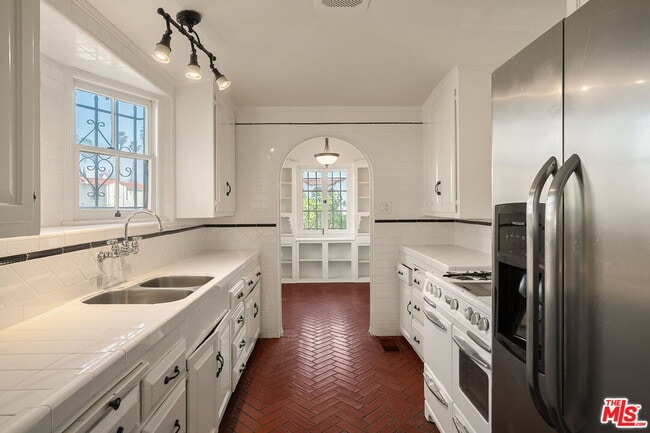 Building Photo - 1201 S Crescent Heights Blvd