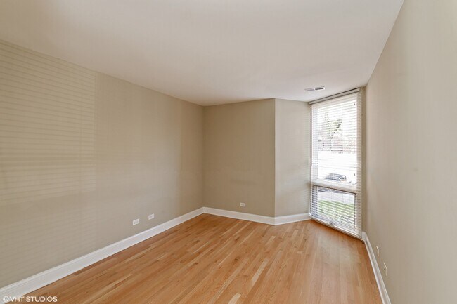Building Photo - 2140 N Lincoln Ave