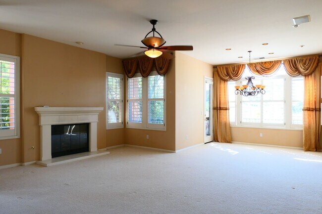 Building Photo - 3 bedroom 2 bath townhome inside Silver Cr...