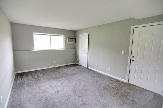 Building Photo - 865 Grand Ave NE