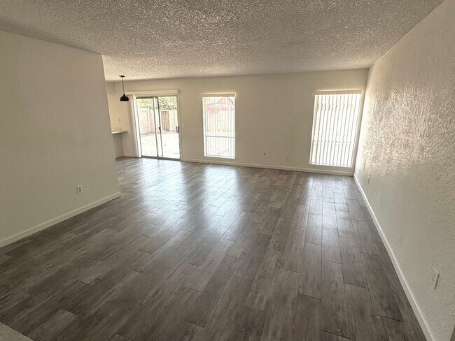 Foto del edificio - BRAND NEW REMODEL 3 BED, 2 BATH LOCATED HA...