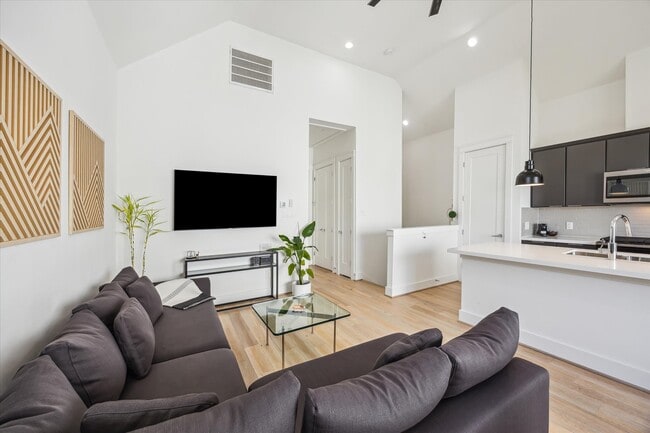 Building Photo - 1131 W 17th St