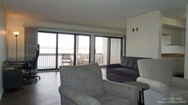 Building Photo - 2 Bedroom Lakeside Condo