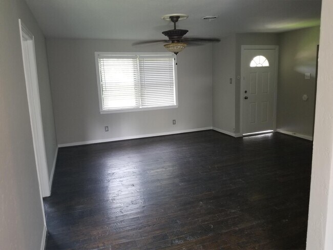 Foto del edificio - 4801 Harper Dr