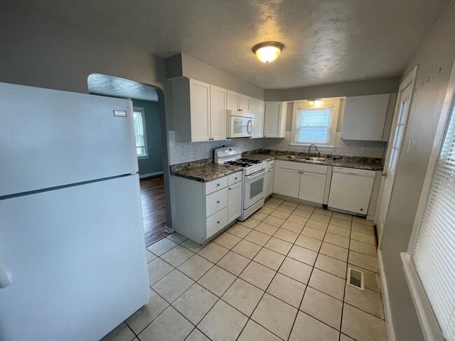 Building Photo - Remodeled 2 Bedroom House!