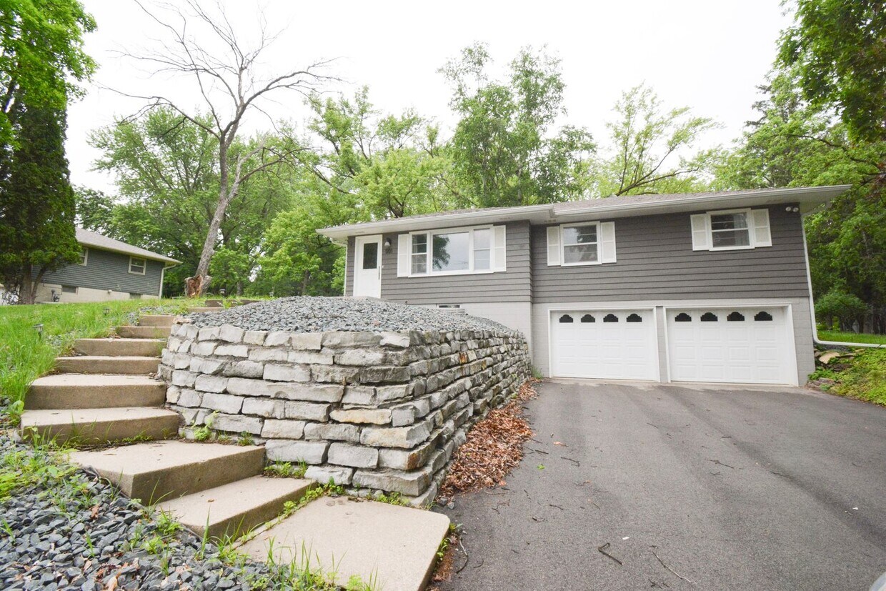 Foto principal - Updated 3 Bed 1.75 bath home available NOW!
