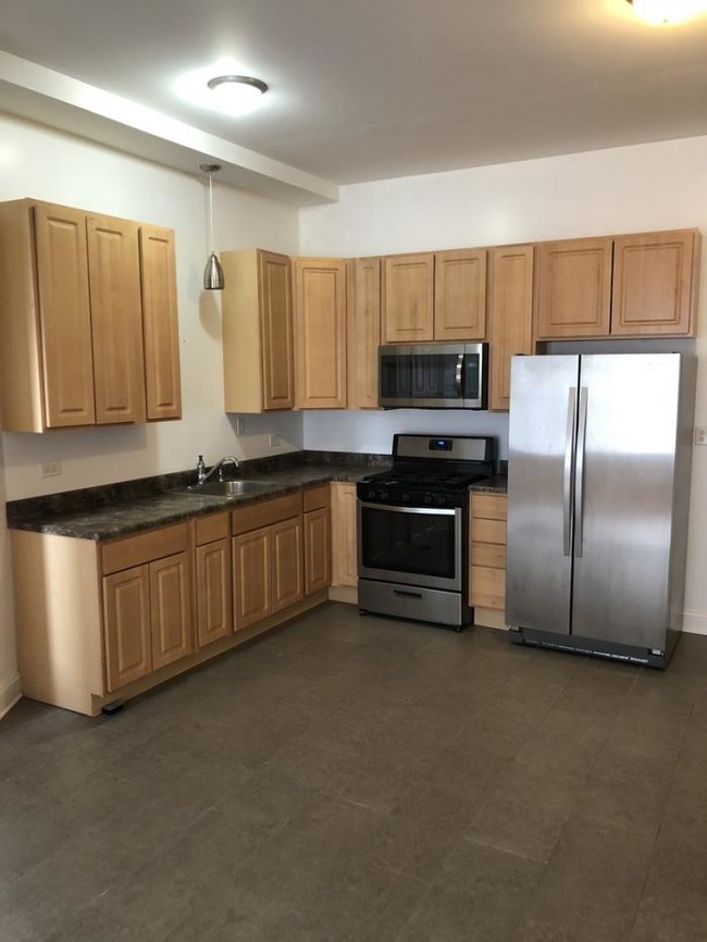 Building Photo - 4 bedroom in Chicago IL 60624