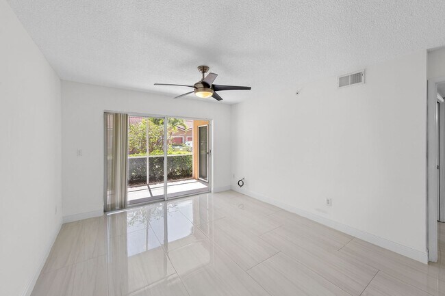 Foto del edificio - ANNUAL UNFURNISHED 2/2 IN NAPLES!!