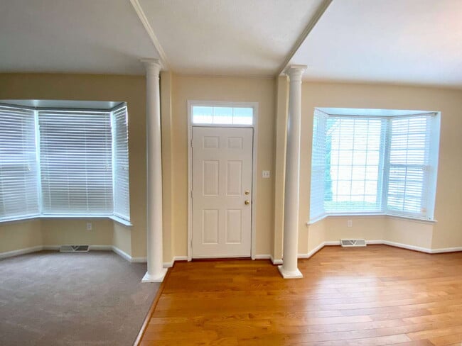 Foto del edificio - 4 Bedroom Colonial with 2-Car Garage in Westminster!