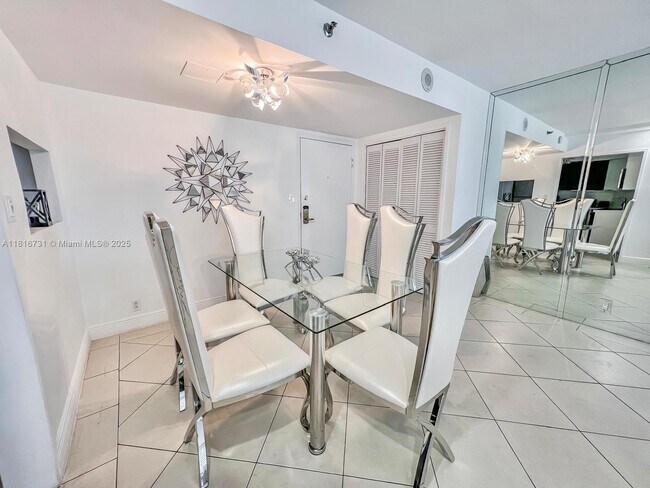 Foto del edificio - 5225 Collins Ave