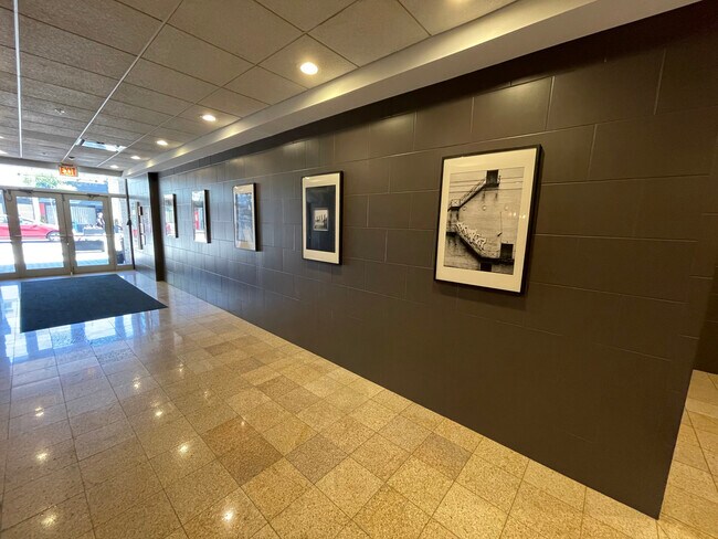 Building Photo - 1134 W Granville Ave