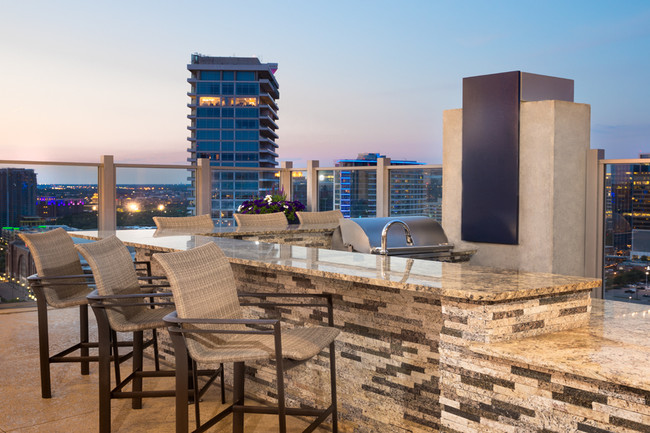 Terraza con cocina de verano al aire libre y parrillas - SkyHouse Dallas Apartments