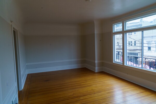 Living room overlooking Steiner St and with a great view of Pacific Heights - 3018 Steiner St