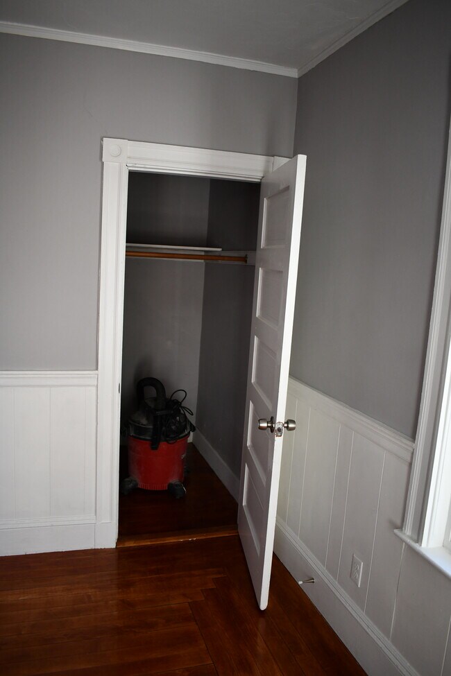 Deep closet - 28 Rich St